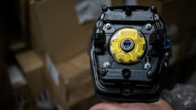 Un module d'airbag du fabricant japonais Takata, dans un garage à Mulhouse, dans l'est de la France, le 19 février 2025