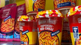 Des plats instantanés de "topokki" présentés sur le stand de la marque Maison de Corée, lors de l'édition 2024 du salon Sial Paris, le 21 octobre 2024 à Villepinte (Seine-Saint-Denis)