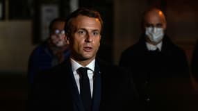 Emmanuel Macron s'exprime après la décapitation d'un enseignant qui avait montré des caricatures de Mahomet à ses élèves, le 16 octobre 2020 à Conflans-Sainte-Honorine (Yvelines)   