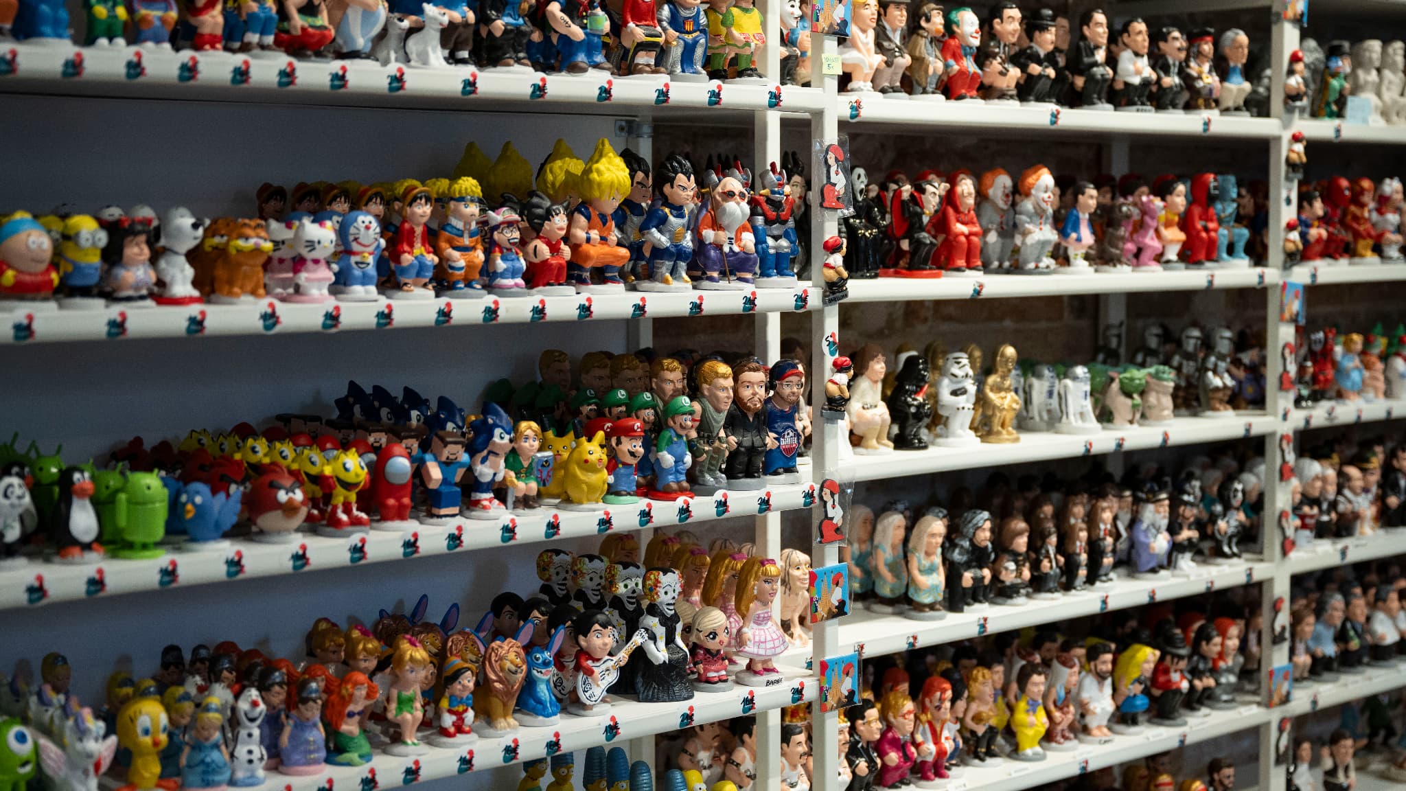 Des rangées de "caganer", dans une boutique de Barcelone, en Espagne.