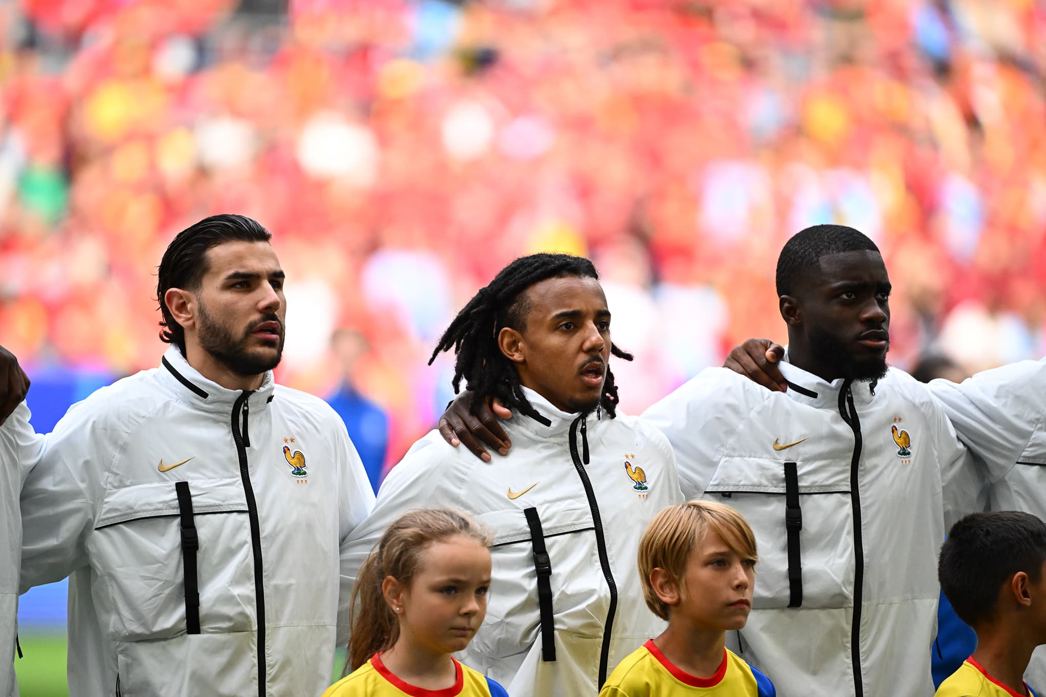 Jules Koundé pendant les hymnes avant le match France-Belgique à l'Euro, le 1er juillet 2024