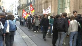 Des élèves se sont rassemblés jeudi matin devant le lycée Montgrand, dans le 6e arrondissement de Marseille.