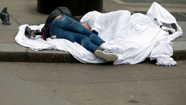 Un sans-abri dormant rue de Rivoli à Paris, le 2 avril 2015.