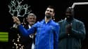 Le Serbe Novak Djokovic célèbre avec son trophée du Masters 1000 de Paris, aux côtés du judoka français Teddy Riner, à l'Accor Arena de Bercy.
