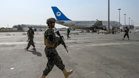 Des soldats talibans prennent le contrôle de l'aéroport de Kaboul 