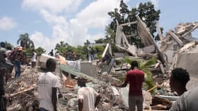 Un immeuble effondré aux Cayes, en Haïti, à la suite du séisme du 14 août 2021