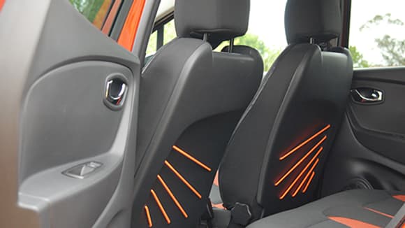 Les gros élastiques oranges, simples mais efficaces et branchés. Ils permettent de ranger les papiers ou petits objets à portée de main. Les gros élastiques oranges, simples mais efficaces et branchés. Ils permettent de ranger les papiers ou petits objets à portée de main.