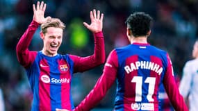 Frenkie De Jong et Raphinha célèbrent un but du Barça en février 2024