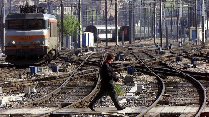 Un nouveau plan de modernisation des quelque 200 passages à niveau dangereux en France sera lancé en septembre. "Il reste de l'ordre de 200 passages à niveaux qui sont dangereux, et nous allons dès septembre relancer un plan de modernisation", a déclaré l