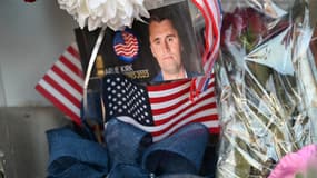 Des fleurs déposées en hommage au polémiste Charlie Kirk tué par balles dans l'Utah le 10 septembre 2025.