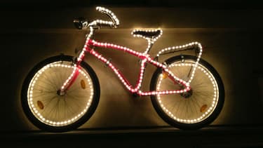 Des équipements lumineux doivent être présents obligatoirement sur les vélos (illustration).