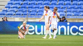 Ellie Carpenter, Vanessa Gilles et Melchie Dumornay têtes basse lors d'OL-Arsenal, le 27 avril 2025.