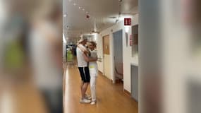 Bruno a improvisé une salsa avec son infirmière pour célébrer la rémission de son cancer. 