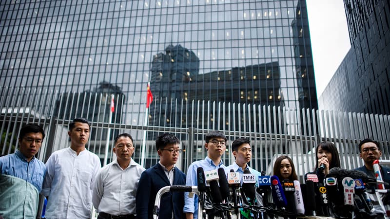 Joshua Wong, accompagné d'activistes et juristes pro-démocratie, parle à la presse devant le Conseil Législatif, le 29 octobre 2019