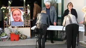 Des personnes signent le registre de condoléances lors d'un dernier hommage à Lola, la collégienne assassinée, le 21 octobre 2022 à Fouquereuil, dans le Pas-de-Calais
