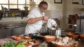 Le chef Jean-Claude Rodriguez prépare un cassoulet à Carcassonne, le 4 mars 2016.