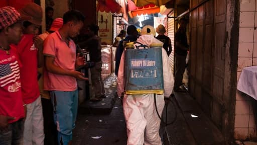 Un homme désinfecte les rues, à Antananarivo, le 10 octobre 2017.