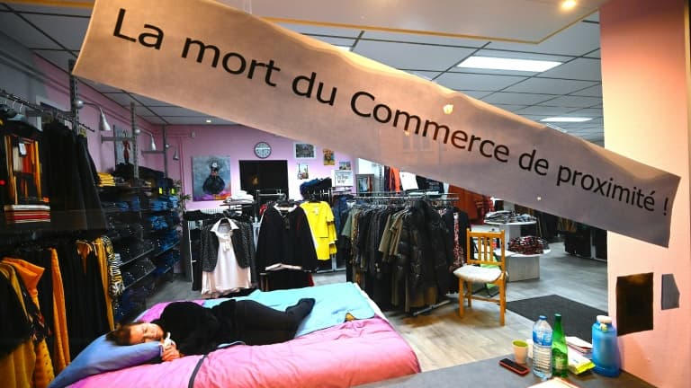 Une commerçante en grève de la faim s'expose dans la vitrine de son magasin à Blotzheim (Haut-Rhin), le 31 octobre 2020