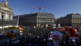 Des manifestants se rassemblent sur la place de l'Opéra avant le début de la manifestation contre le réforme des retraites, le 7 février 2023 à Paris.