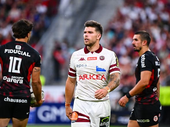 L'ouvreur de l'UBB Matthieu Jalibert entouré des Toulousains Romain Ntamack et Thomas Ramos, le 28 juin 2025