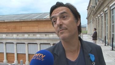 L'acteur et réalisateur Yvan Attal à peine décoré de l'insigne de Chevalier de l'ordre national du Mérite