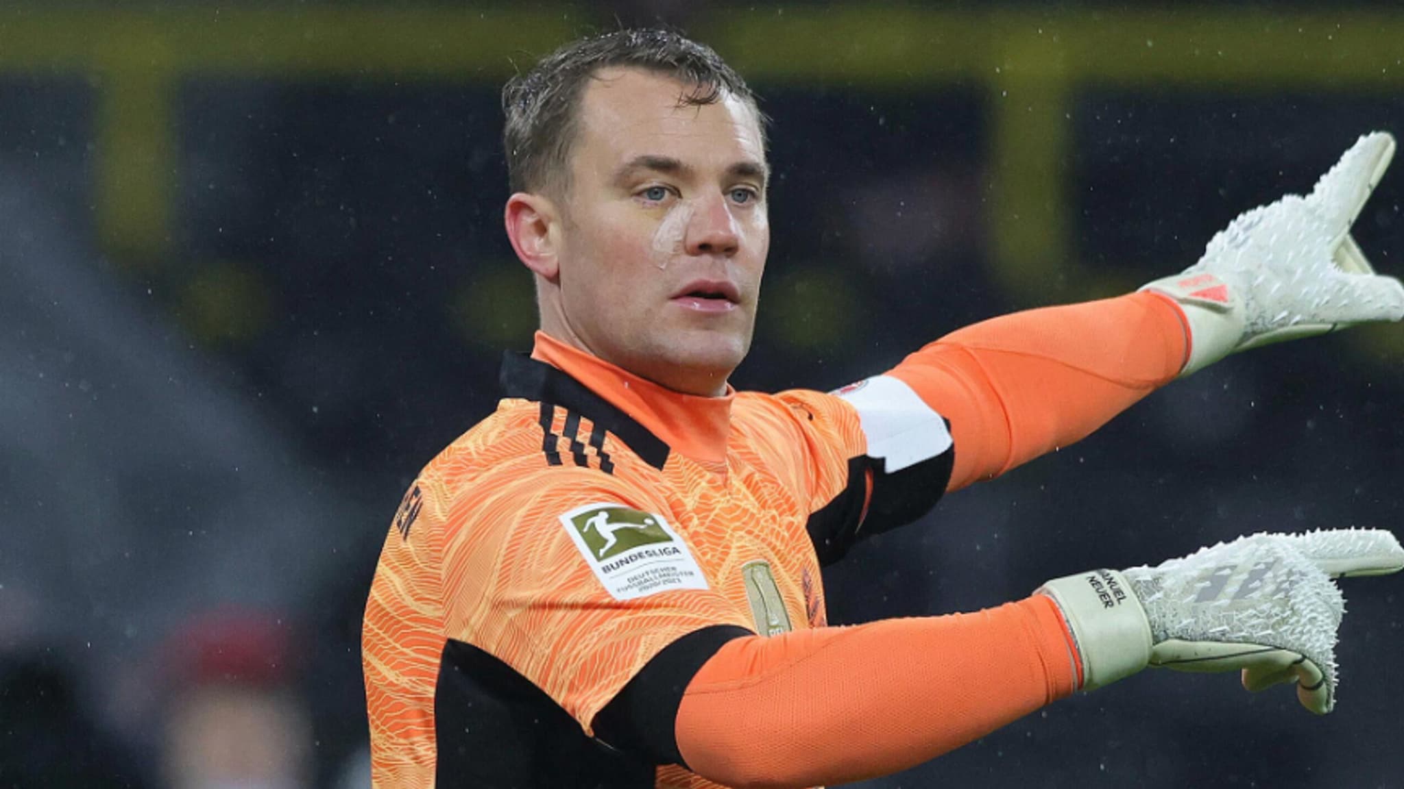 Manuel Neuer avec un pansement au visage contre Dortmund en décembre 2021