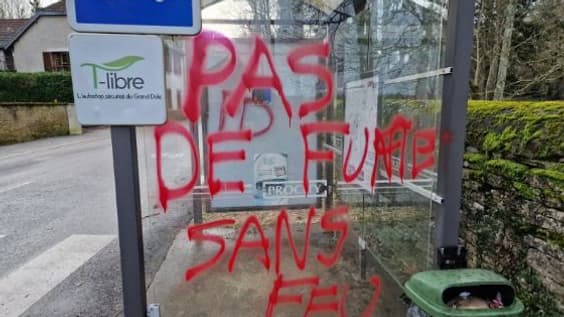Des tags homophobes ciblant le maire ont été découverts dans la commune d'Eclans-Nenon (Jura) le 1er janvier 2024.