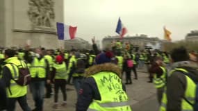 Des gilets jaunes entonnent une Marseillaise sous l'Arc de Triomphe à Paris