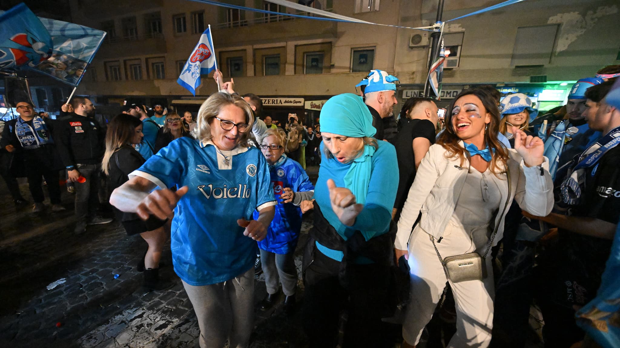 Des supportrices de Naples dansent après le titre de champion Des supportrices de Naples dansent après le titre de champion