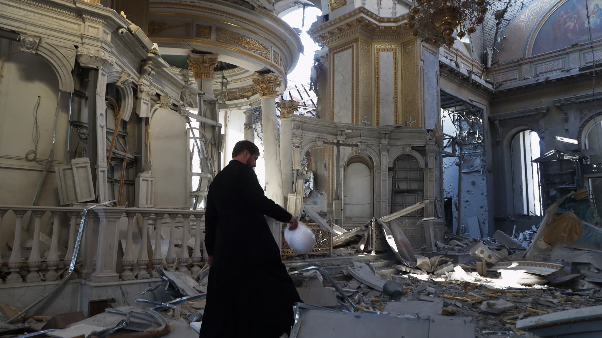 Un prêtre examine les dégâts après la destruction de la cathédrale de la Transfiguration à la suite d'un tir de missile à Odessa, en juillet 2023. Un prêtre examine les dégâts après la destruction de la cathédrale de la Transfiguration à la suite d'un tir de missile à Odessa, en juillet 2023.