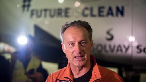 Le pilote suisse André Borschberg parle à la presse avant le décollage de Solar Impulse de l'aéroport de Nanjing en Chine le 31 mai 2015