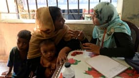 Un réfugiée rohingya discute avec une employée du planning familial bangladais à Palongkhali, au Bangladesh, le 24 octobre 2017