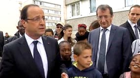 François Hollande parmi des habitants du quartier des Mureaux mardi 30 avril