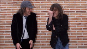 Angus Young (à gauche) et Malcom Young (à droite) en Espagne en mars 2000