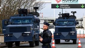 La gendarmerie est stationnée devant le marché de Rungis, le 31 janvier 2024 à Rungis dans le Val-de-Marne