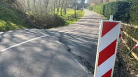 La chaussée fissurée de la RD513 entre Villerville et Trouville-sur-Mer dans le Calvados en mars 2025