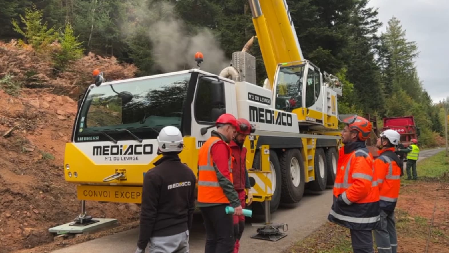 Le grand sapin de Strasbourg a été chargée sur un camion ce mercredi 18 octobre