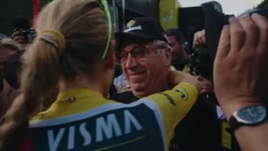 Pauline Ferrand-Prévot faisant un calin à ses parents après son sacre sur le Tour de France femmes 2025