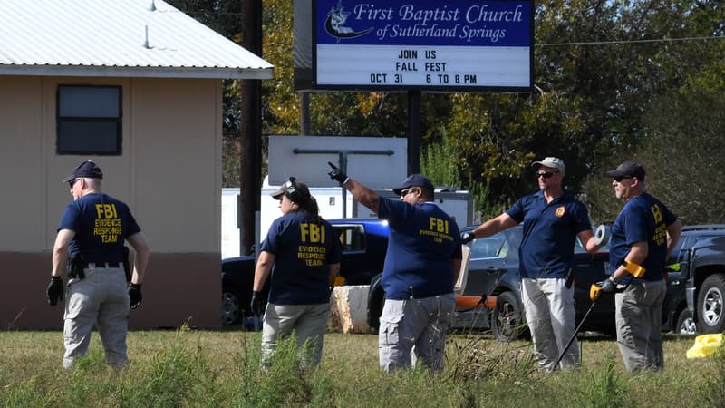 Des agents du FBI devant l'église baptiste de Sutherland Springs. 