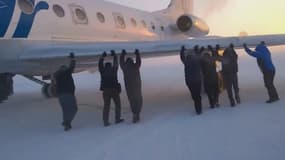 "Les passagers à bord sont descendus de l'avion et ont commencé à le pousser sur la piste", a indiqué dans un communiqué la division chargée des transports au Parquet général.