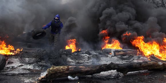 A Slaviansk, un séparatiste pro-russe se prépare dimanche à affronter les forces de police ukrainiennes. A Slaviansk, un séparatiste pro-russe se prépare dimanche à affronter les forces de police ukrainiennes.
