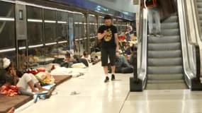 Capture d'écran BFMTV du reportage à Tel-Aviv, dans les entrailles du métro israélien. Les habitants de la ville s'y sont réfugiés après plus de six jours de combats incessants entre Israël et l'Iran.