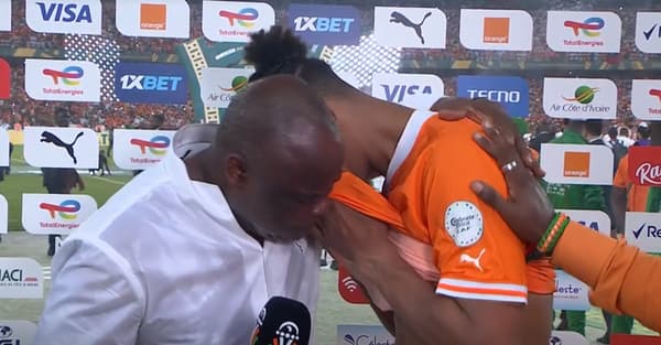 Sébastien Haller en pleurs au micro de Basile Boli après la finale de la CAN, le 11 février 2024. Sébastien Haller en pleurs au micro de Basile Boli après la finale de la CAN, le 11 février 2024.