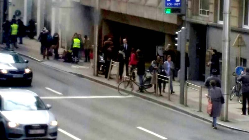 De la fumée sort de la station de métro de Maalbeeck, en plein cœur du quartier européen de Bruxelles, après une explosion ce 22 mars.