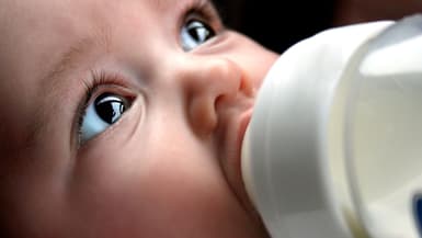 Un bébé boit au biberon (photo d'illustration) 