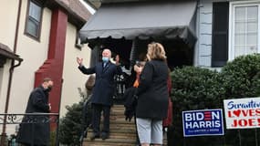 Le candidat démocrate à la présidentielle Joe Biden devant sa maison d'enfance à Scranton, en Pennsylvanie, le jour de l'élection le 3 novembre 2020