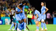 Vicki Becho en larmes dans les bras de Wendie Renard lors d'Australie-France, à Brisbane le 12 août 2023