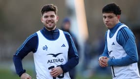 Matthieu Jalibert et Louis Bielle Biarrey pendant un entraînement du XV de France à Marcoussis, le 3 février 2025