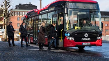 Le constructeur suédois Scania a mis au point, pour son autobus hybride Citywide LE, un inédit système de rechargement par induction.