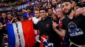 Javier Pastore dans le parcage parisien lors du match Arsenal-PSG (0-1, Ligue des champions), le 29 avril 2025